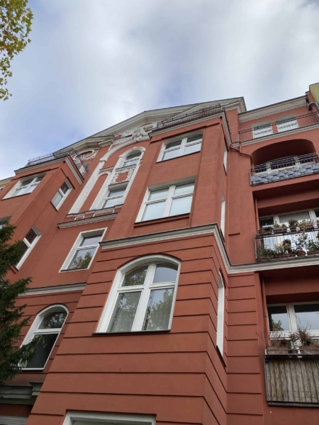 Простора 4-кімнатна квартира з балконом у Берліні