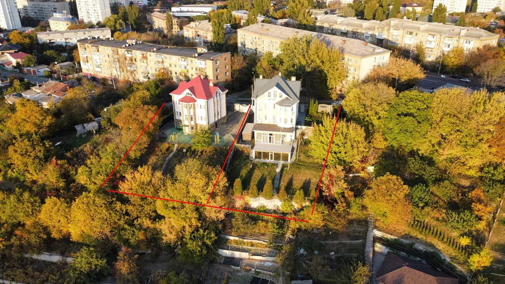 Видовий участок з діючим готелем 617 м² в центрі Києва