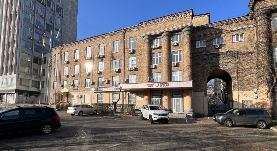 Фасадне будівля 1 603 м² у Києві - орендарі, паркінг, ділянка 1500 м²