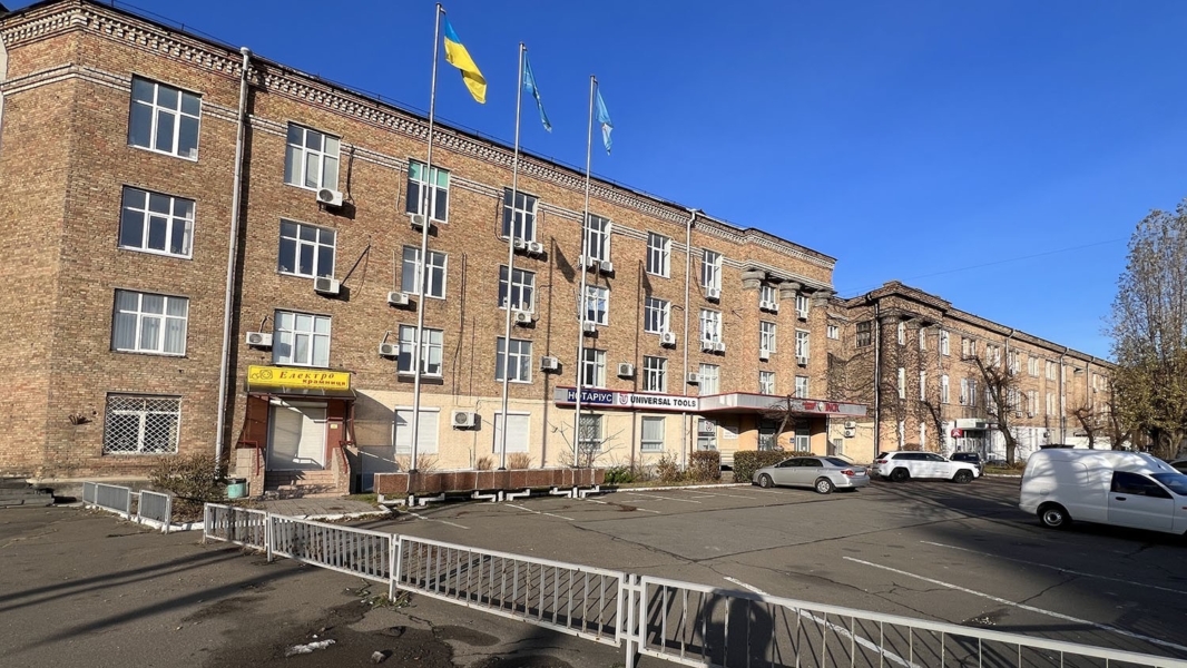 Фасадне будівля 1 603 м² у Києві - орендарі, паркінг, ділянка 1500 м² - Image 2