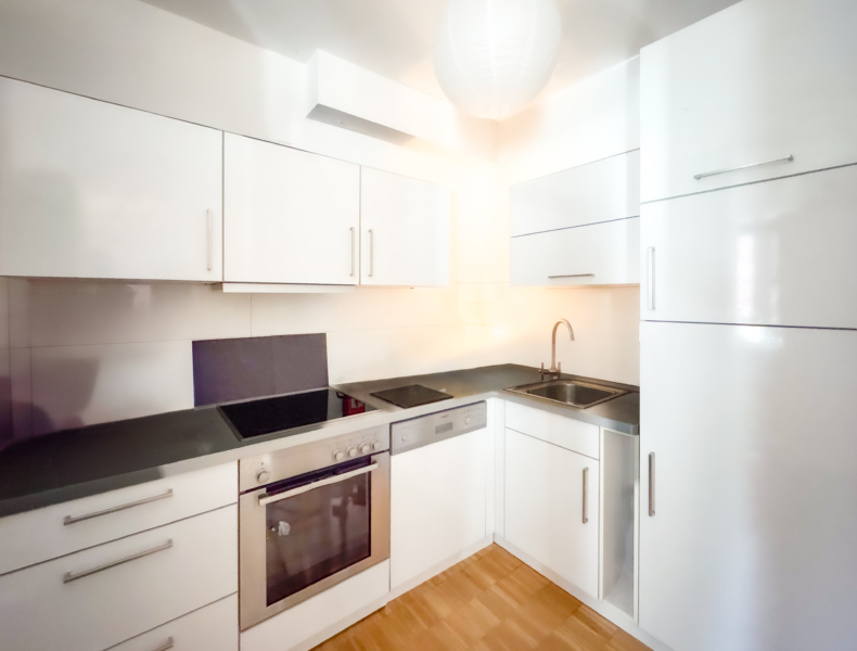 Сучасна 2-кімнатна квартира з балконом у центральному районі - Image 3