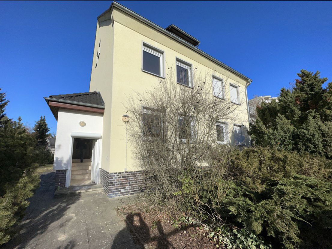 Будинок для кількох поколінь з великим ділянкою в Шпандау