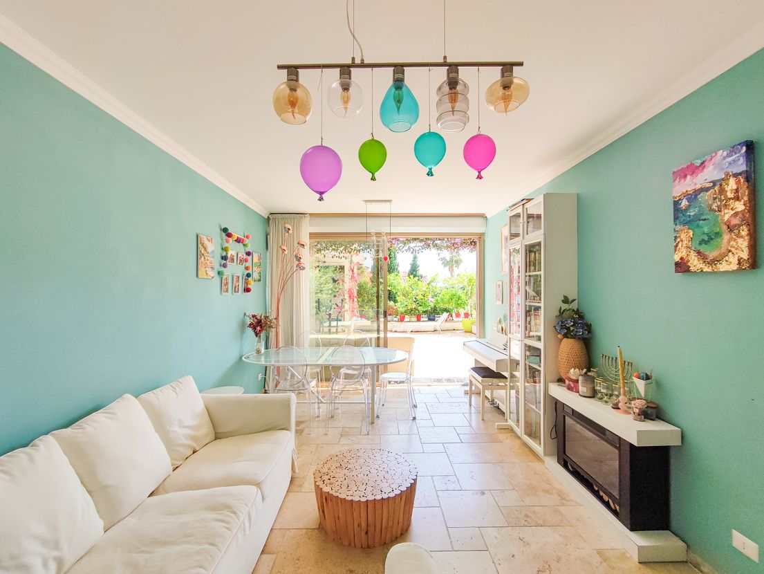 3-кімнатна квартира з терасою та басейном у Sanremo