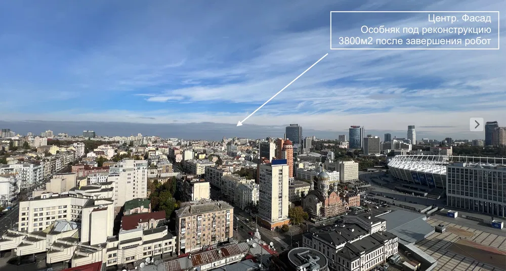 Фасадна будівля в центрі Києва під реконструкцію